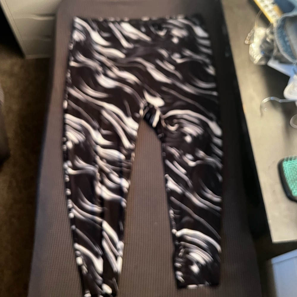 YITTY Black and White Swirl Shapewear Leggings